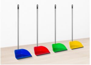 Recogedor con filo de goma azul