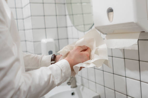 office worker take paper towel after washing his hands Toallitas refrescantes aroma a Limón 6X8 cm